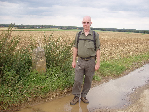 Nu hebben wij een U-bocht in de grens afgesneden om de grens weer bij paal 295 op te nemen.