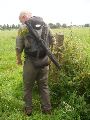 Een prikkeldraadversperring ontward om een aantal verdachte palen van dichterbij te onderzoeken. Dit bleken geen grenspalen te zijn.