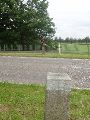Wij moesten het talud opklimmen om langs de Provinciale weg grenspaal 271 en 271A aan de overkant te ontdekken.