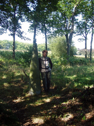 Grenspaal 177 in een bocht naar links.