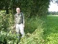 Voor grenssteen 173B moet je een wei oversteken. Staat op de hoek van de bosrand aan de overkant.