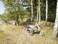 Onze picknickstek met een voorbijrazende motor in de achtergrond.