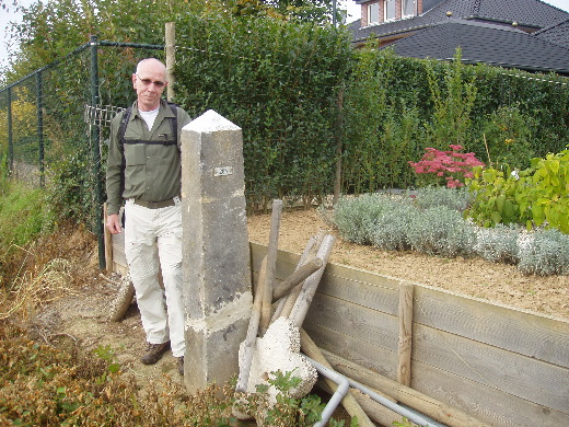 Verderop naar het zuidwesten langs de duitse achtertuintjes bleek grenspaal 285 opgelapt te zijn. Hij heeft een tijdlang gebroken in de akkers gelegen.