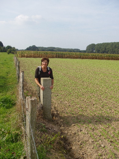 Grenspaal 300 langs de akkergrens.