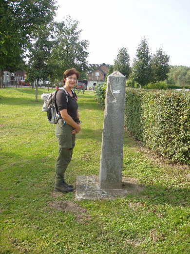 Grenspaal 302 opgenomen in een parkje.