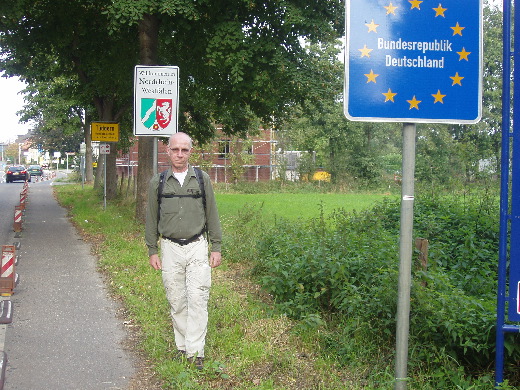 Een reeks moderne grensaanduidingen.