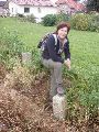 Daarnaast lag nog een ongemerkt stuk grenspaal. Wij zijn nog een stuk door de akker teruggelopen, maar de begroeiing was van dien aard dat wij GP 184 niet konden ontdekken.