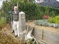 Verderop naar het zuidwesten langs de duitse achtertuintjes bleek grenspaal 285 opgelapt te zijn. Hij heeft een tijdlang gebroken in de akkers gelegen.