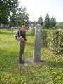 Grenspaal 302 opgenomen in een parkje.