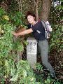 Na verder doorlopen naar het zuidwesten zien wij grenspaal 289 door de bomen schijnen.