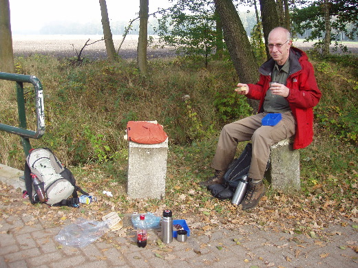 Helaas 186D bleek van deze kant niet eens bereikbaar zonder noodbrug. Dan maar eens iets eten.
