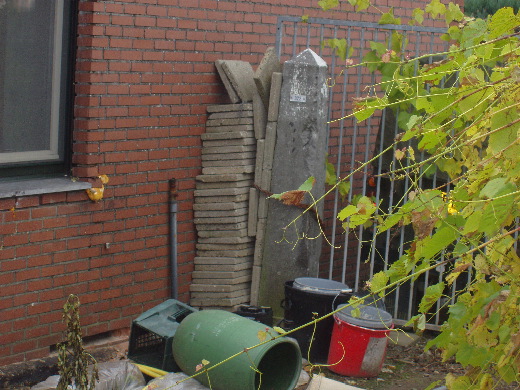 Tien minuten zoeken leverde Grenspaal 322 op in een achter