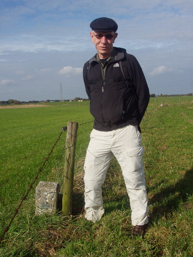 Midden door de exact met palen afgezette akkers. Hier Grenspaal 327I.