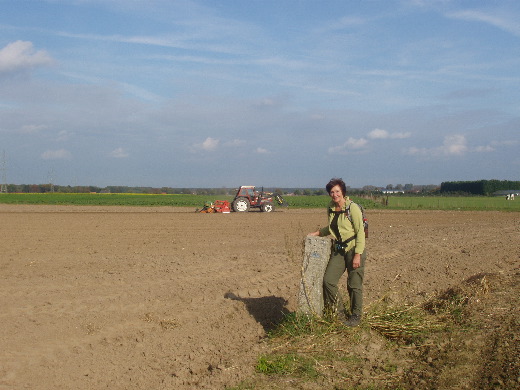 Grenspaal 329F met een van de vele traktoren in aktie op deze mooie zondag.