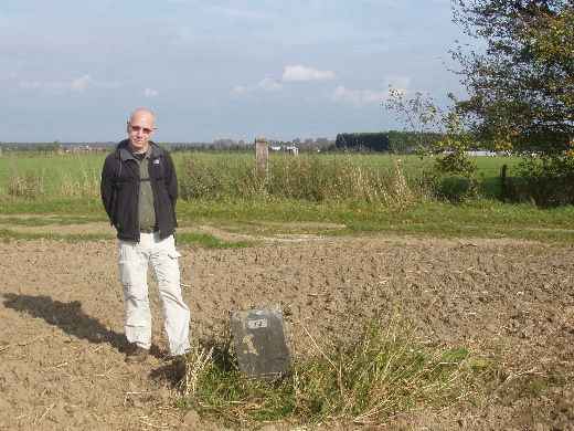 Grenspaal 330 waar de traktoren tot nog toe handig omheen gemanoeuvreerd zijn.