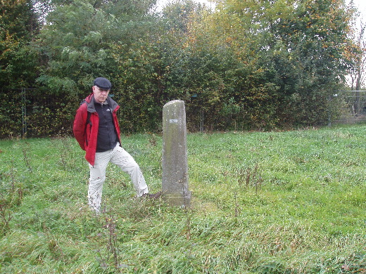 Grenspaal 323 stond midden in een door hekwerk afgezet stukje braakliggende grond.
