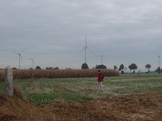Vanaf Grenspaal 325 in Spaanshuisken het veld ingelopen om palen 325A tot Z af te lopen. Hier de palen 325N, 325O en 325P.