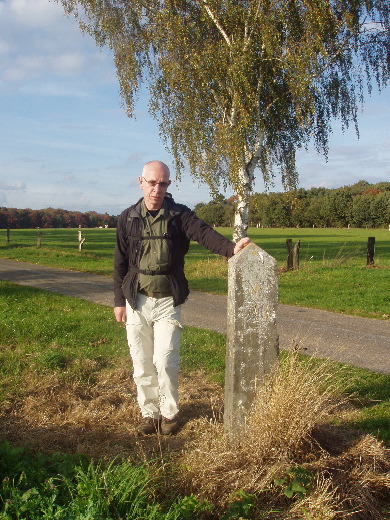 Bij grenspaal 346 moeten wij naar het zuidoosten afslaan.