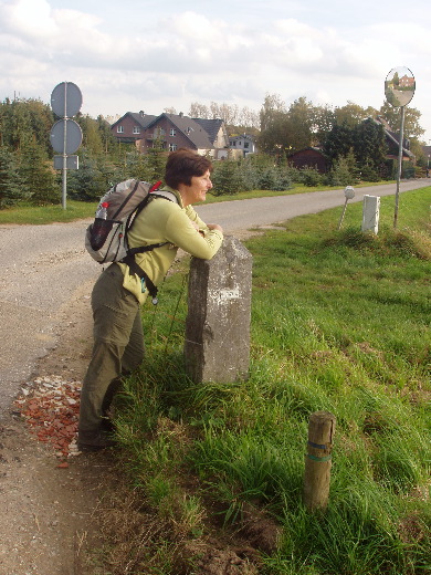 Wij mochten weer een stukje langs de weg lopen. Grenspaal 347.