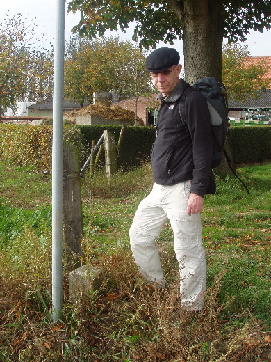 Eindelijk een nieuw nummer 327. De foto van grenspaal 326 is bij een opruiming onderweg per vergissing gewist.