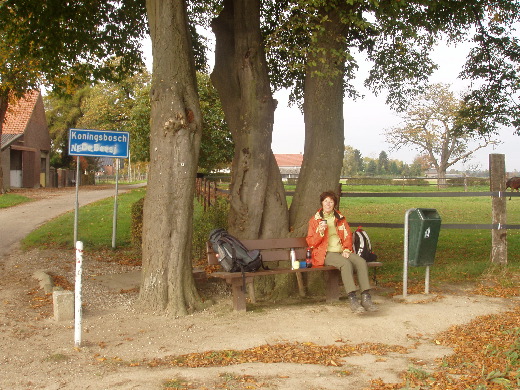 De lunch bij Grenspaal 327A aan de overkant van het pad.