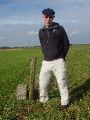 Midden door de exact met palen afgezette akkers. Hier Grenspaal 327I.