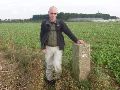 Vervangpaal 332 langs een bietenakker.