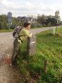 Wij mochten weer een stukje langs de weg lopen. Grenspaal 347.