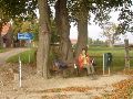 De lunch bij Grenspaal 327A aan de overkant van het pad.