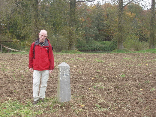 Grenspaal 363 met de Ruhr in de achtergrond. De grens volgt nu de Ruhr naar het noorden.