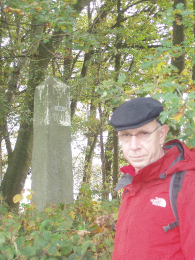 Grenspaal 359 op een verhoogd stukje grond.