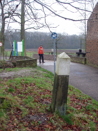 Grenspalenpaar 375 bij een oude watermolen.
