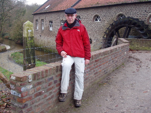 Grenspalenpaar 375 met watermolen.