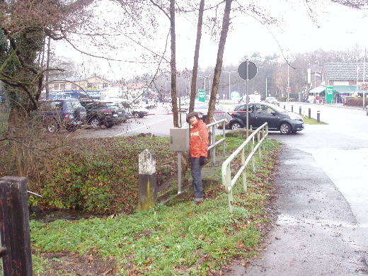 Grenpalenpaar 376 staat bij een drukbezochte Duitse supermarkt in Rothenbach.