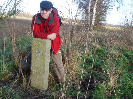 De dubbele afrastering overgeklommen om de grens verder langs een ontontgonnen bomenstrook te volgen. Hier stond grenspaal 393.