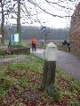 Grenspalenpaar 375 bij een oude watermolen.