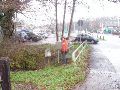 Grenpalenpaar 376 staat bij een drukbezochte Duitse supermarkt in Rothenbach.