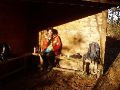 Hier vonden wij een wanderhutte met een bankje in de zon.