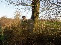 Nog steeds op de boomstrook grenspaal 394.