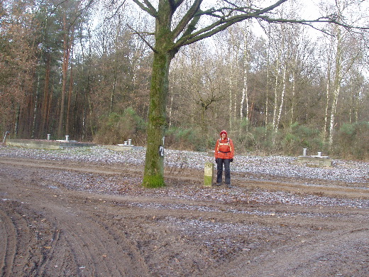 Grenspaal 377 staat op een hoek van de grens, hier slaan wij linksaf naar het zuidwesten.
