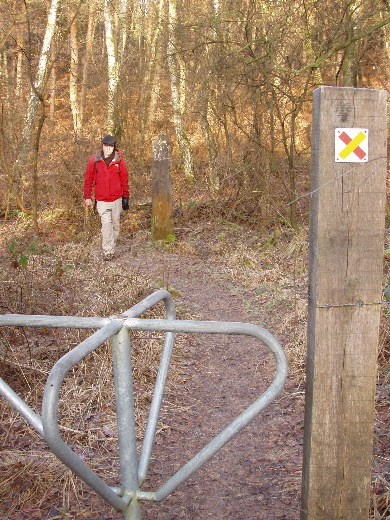 Vanaf grenspaal 402 neemt de grens grillige vormen aan en kronkelt verder in globaal westelijke richting. Wij vervolgen onze weg door het draaihekje langs een wandelpaadje.
