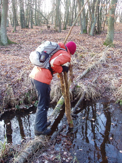Om de grens verder precies te volgen moesten wij een sloot over. Ik stond met de camera klaar om een duik van Bert in het water vast te leggen.