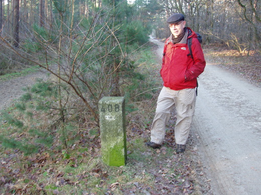 Grenspaal 408 vlak boven een vennetje.