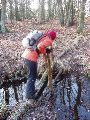 Om de grens verder precies te volgen moesten wij een sloot over. Ik stond met de camera klaar om een duik van Bert in het water vast te leggen.
