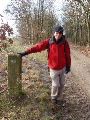 Grenspaal 378 staat langs de baan.