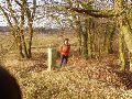 Op de andere kant van een weide Grenspaal 407. Vanaf hier loop de grens in noordwestelijke richting.