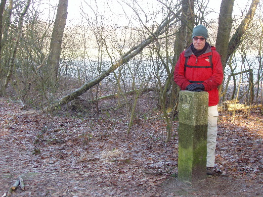 Bij grenspaal 417 slaan wij af op een paadje naar het nooden.