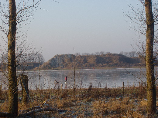 Er wordt zowaar geschaatst.