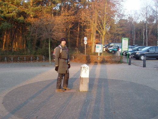 En grenspaal 429 heeft een ereplaatsje gekregen op onze parkeerplaats.