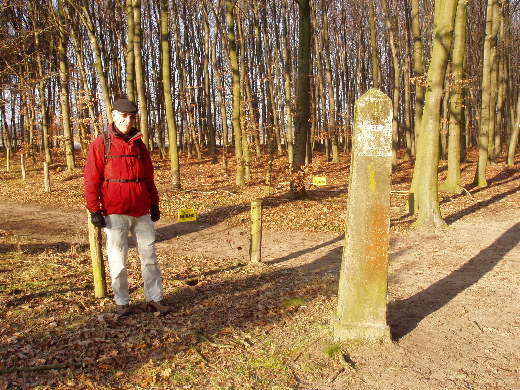 Wij lopen over een pad naar het noorden langs grenspaal 411.